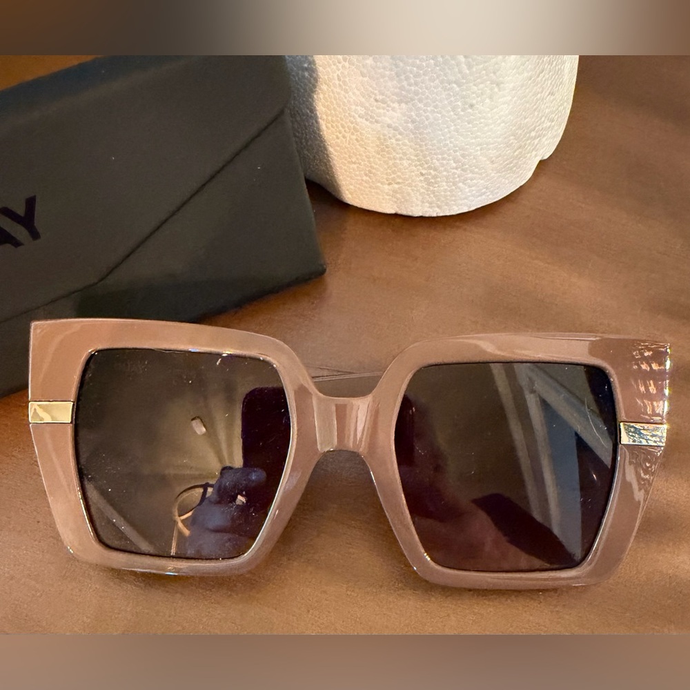 Quay Australia Tan Gradient Sunglasses with Case - Picture 3 of 7